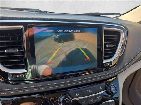 Used 2023 Chrysler Pacifica Touring-L FWD image 14