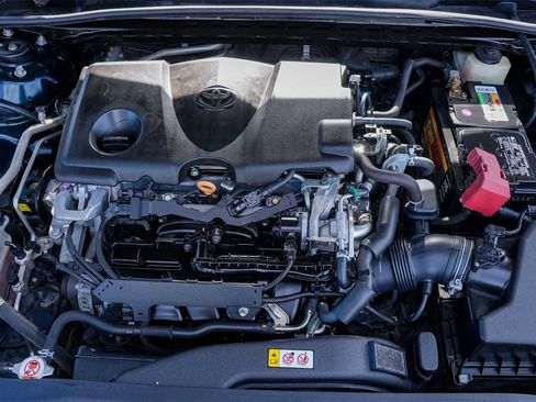 Used 2018 Toyota Camry L image 9