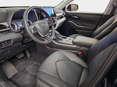 Used 2025 Toyota Highlander XLE AWD/4WD image 19