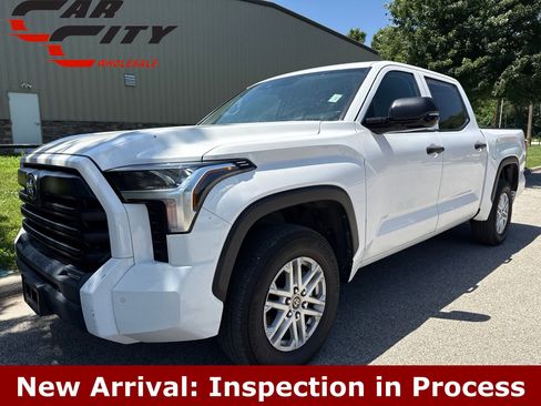 Used 2022 Toyota Tundra SR5 w/ SR5 Convenience Package AWD/4WD image 1