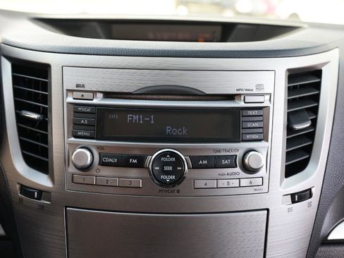 Used 2010 Subaru Outback 2.5i Premium AWD/4WD image 32