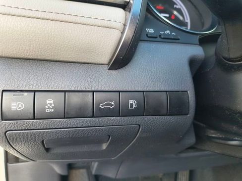 Used 2018 Toyota Camry LE image 17