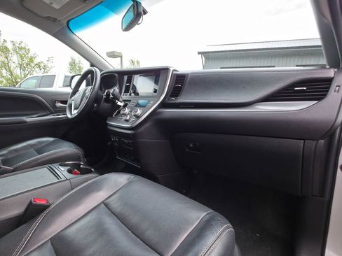 Used 2017 Toyota Sienna SE Premium image 21