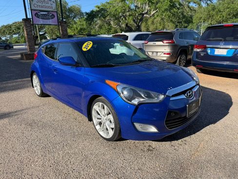 Used 2013 Hyundai Veloster w/ Style Pkg image 3