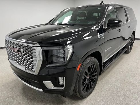 Used 2022 GMC Yukon XL Denali w/ Advanced Technology Package AWD/4WD image 4