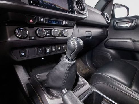 Used 2019 Toyota Tacoma TRD Off-Road w/ TRD Premium Off Road Package AWD/4WD image 15
