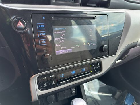 Used 2018 Toyota Corolla LE image 33