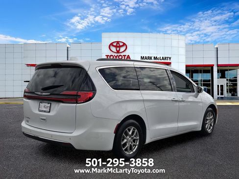 Used 2021 Chrysler Pacifica Touring FWD image 5