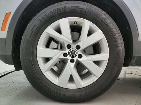 Used 2021 Volkswagen Tiguan SE FWD image 32