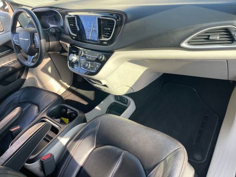 Used 2017 Chrysler Pacifica Touring-L w/ Tire & Wheel Group FWD image 33