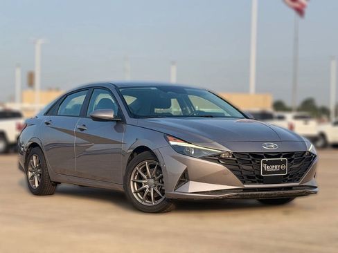 Used 2023 Hyundai Elantra SEL w/ Convenience Package FWD image 2