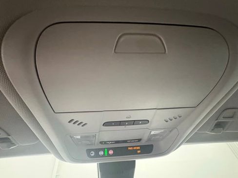 Used 2018 Chevrolet Equinox Premier w/ Infotainment II Package AWD/4WD image 36