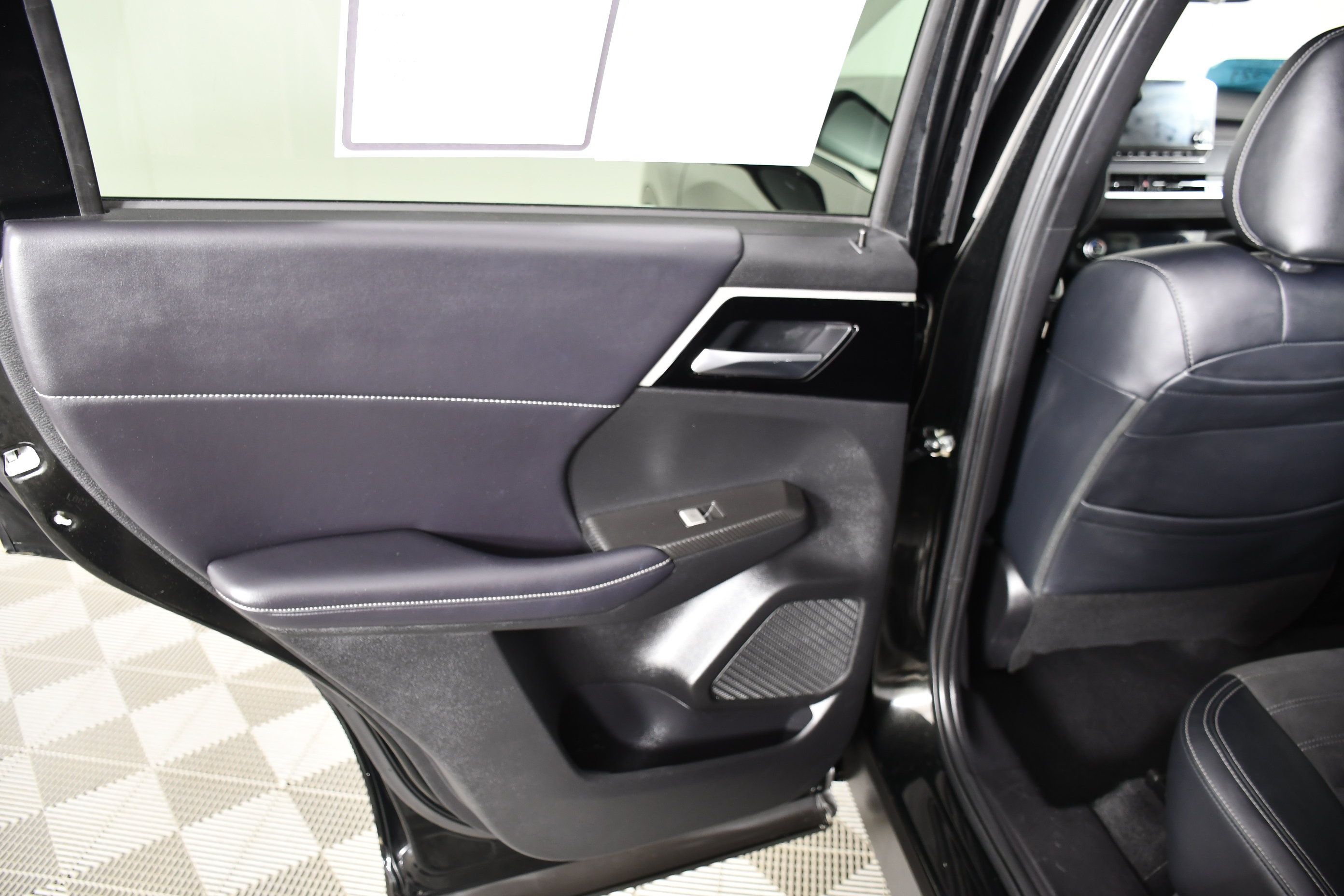 Used 2023 Mitsubishi Outlander SE AWD/4WD image 46