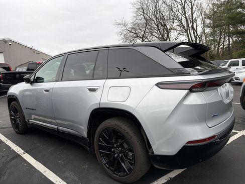 Used 2024 Jeep Wagoneer Launch Edition image 4