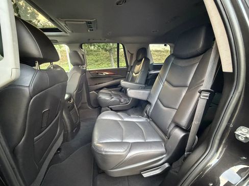 Used 2018 Cadillac Escalade Luxury RWD image 11