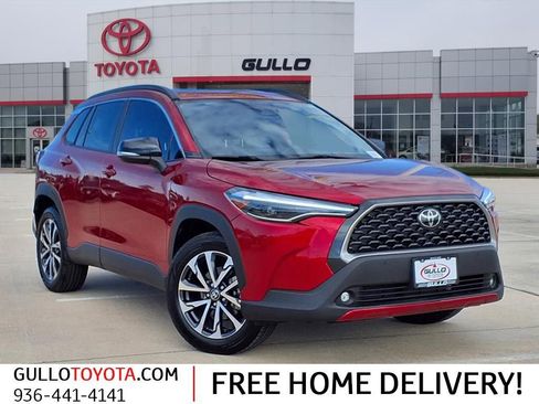 Certified 2025 Toyota Corolla Cross XLE image 1