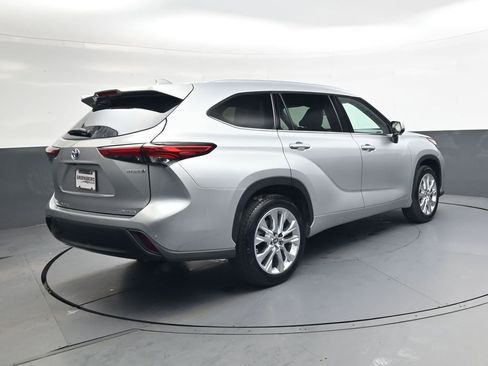 Used 2023 Toyota Highlander Limited image 4