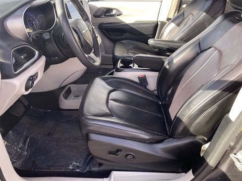 Used 2023 Chrysler Pacifica Touring-L image 24