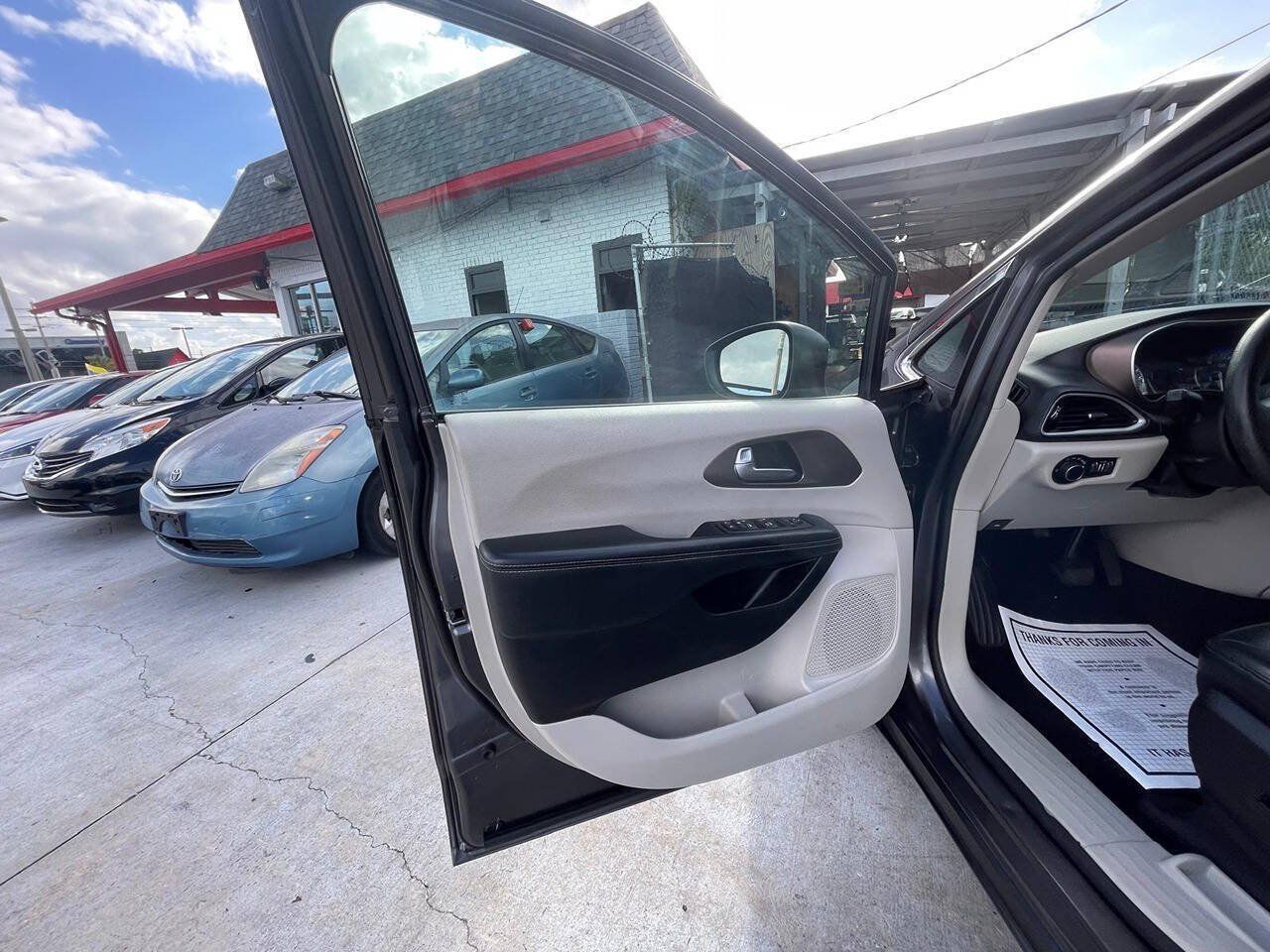 Used 2020 Chrysler Voyager Lxi FWD image 4
