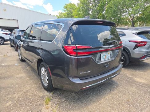 Used 2023 Chrysler Pacifica Touring-L FWD image 7