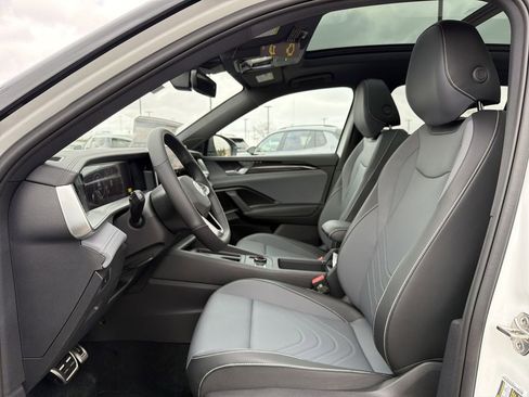 New 2026 Volkswagen Tiguan SE R-Line FWD image 11