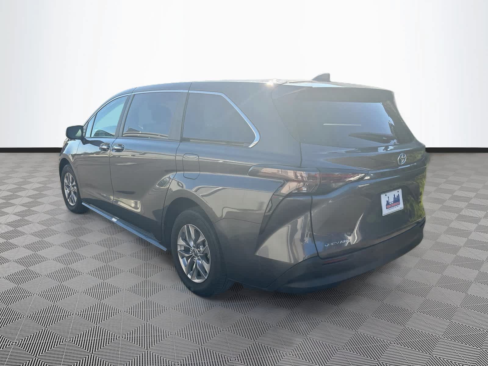 Used 2025 Toyota Sienna XLE AWD/4WD image 7