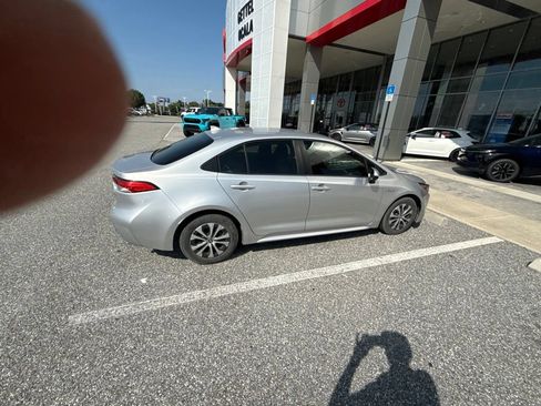 Used 2020 Toyota Corolla LE FWD image 2