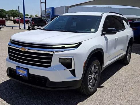 Used 2025 Chevrolet Traverse LT FWD image 3