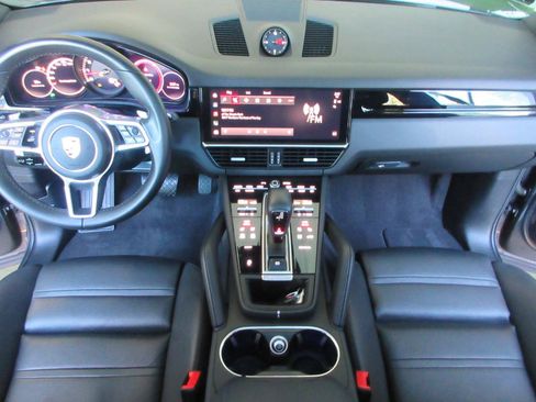 Used 2023 Porsche Cayenne AWD/4WD image 18