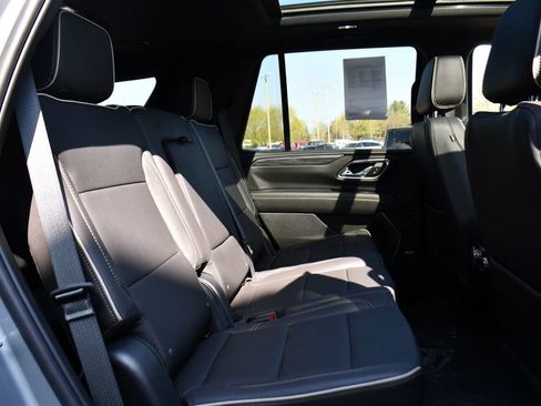 Used 2023 GMC Yukon SLT w/ SLT Premium Package AWD/4WD image 18