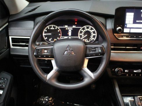 Used 2023 Mitsubishi Outlander SE image 25