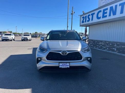 Used 2022 Toyota Highlander XLE AWD/4WD image 2