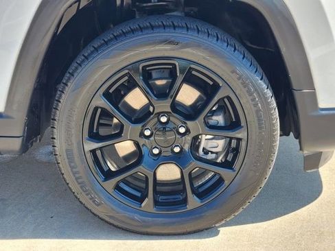Used 2024 Jeep Compass Latitude w/ Convenience Group AWD/4WD image 10