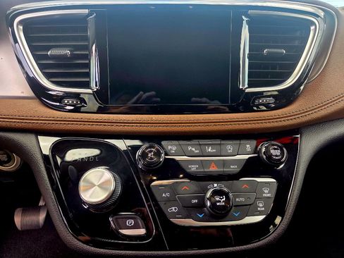Used 2017 Chrysler Pacifica Limited FWD image 11
