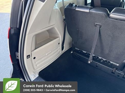 Used 2014 Chrysler Town & Country Touring image 33