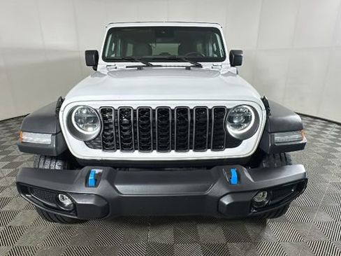 Used 2024 Jeep Wrangler Unlimited w/ Convenience Group AWD/4WD image 8