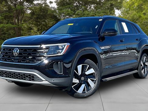 Used 2024 Volkswagen Atlas Cross Sport SE w/ Panoramic Sunroof Package image 3