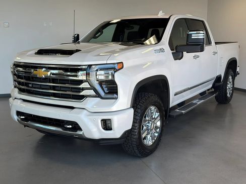 Used 2024 Chevrolet Silverado 2500 High Country w/ High Country Premium Package AWD/4WD image 3