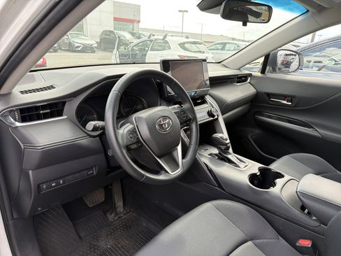 Used 2023 Toyota Venza LE image 7