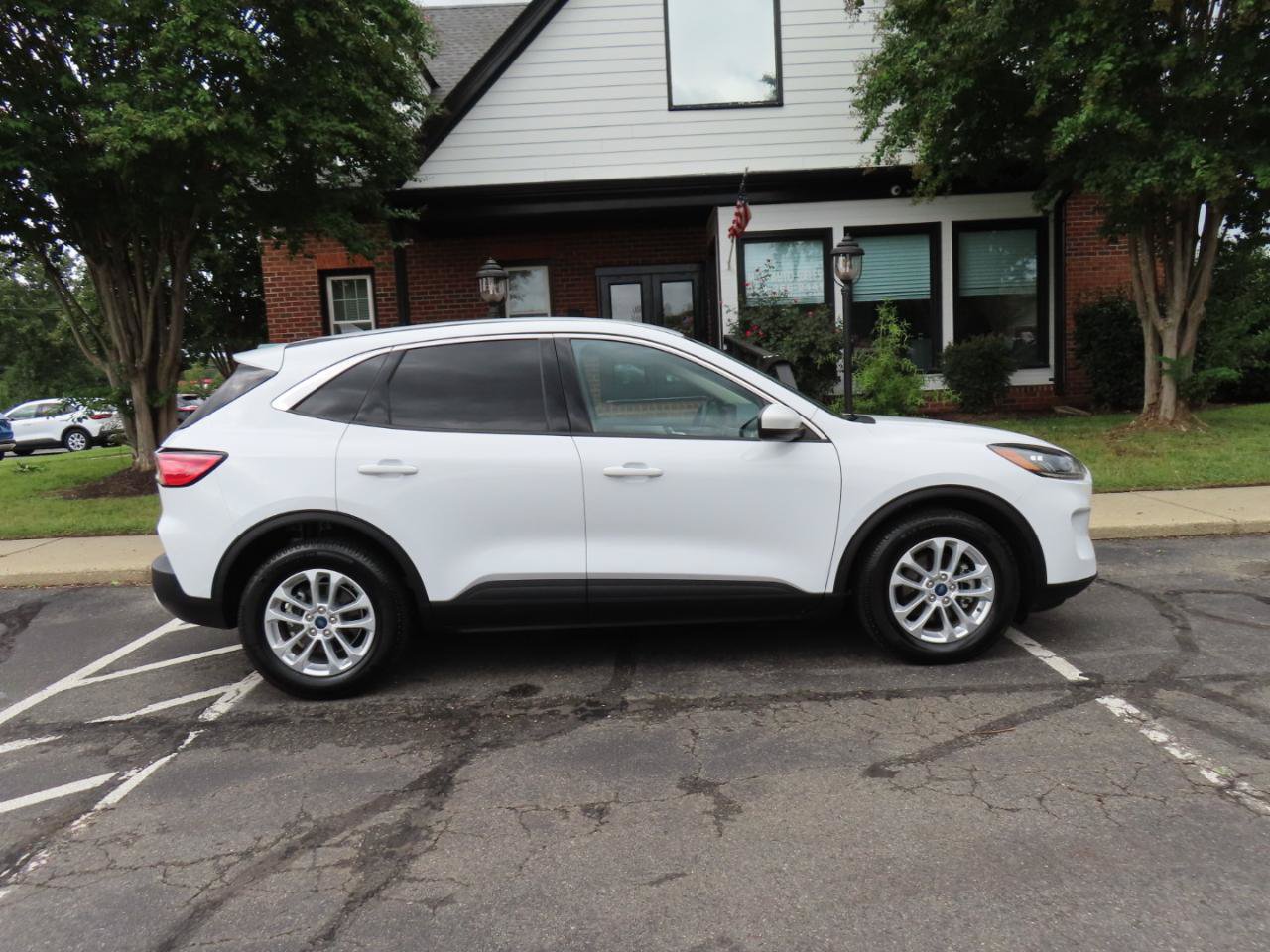 Used 2020 Ford Escape SE FWD image 9