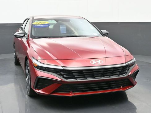 Certified 2025 Hyundai Elantra Sport image 9