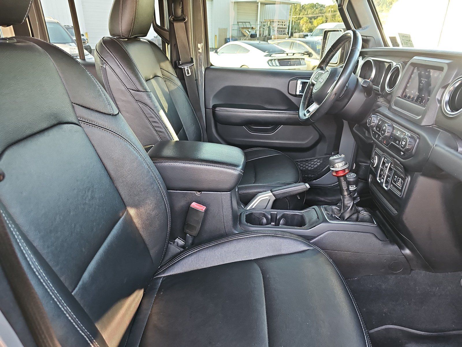 Used 2018 Jeep Wrangler Unlimited Sahara AWD/4WD image 10