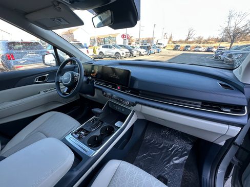 New 2026 Kia Carnival EX FWD image 35