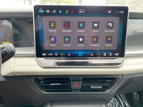 New 2025 Volkswagen Tiguan SE image 45