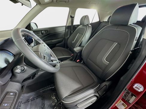 Certified 2025 Hyundai Venue Limited FWD image 11