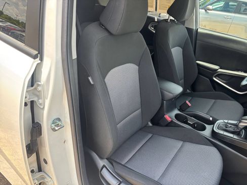 Used 2025 Kia Soul LX w/ LX Technology Package FWD image 34