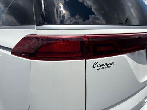 Used 2023 Kia Carnival EX FWD image 11
