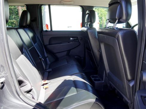 Used 2011 Jeep Liberty Sport image 9