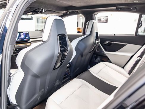 Used 2025 BMW M5 w/ Carbon Package image 32