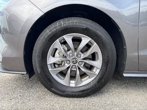 Used 2023 Toyota Sienna XLE FWD image 6